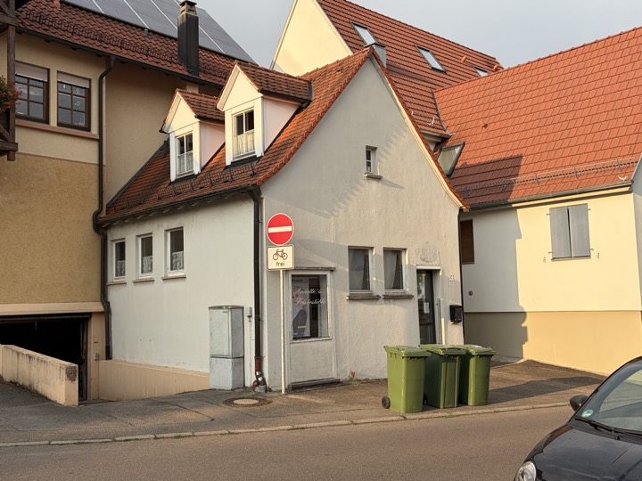 Das Milchhäusle von der Straße aus, eingebettet zwischen die Nachbargebäude