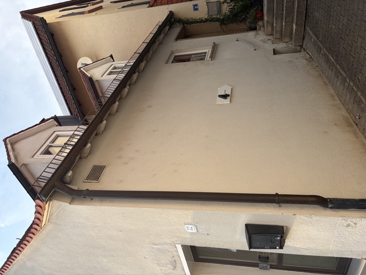 Weiter hinten in der Gasse: über die Treppe erreicht man den Wohnungseingang auf Höhe der Zwischenebene