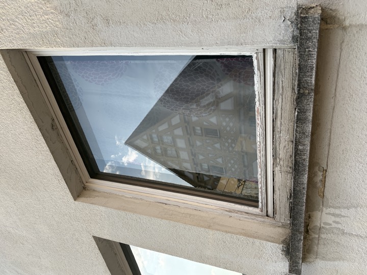 Fensterdetail mit verwittertem Anstrich — die Fenster werden durchgängig erneuert