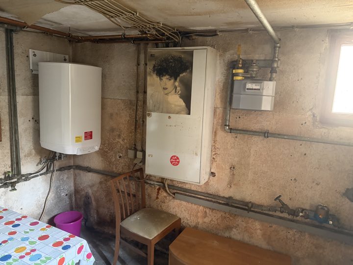 Zweiter Boiler, Verteilerkasten und Gaszähler am Kellerfenster