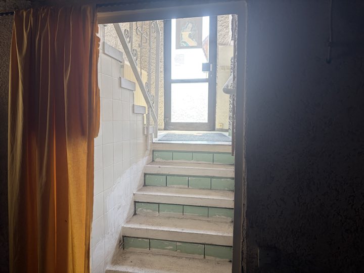 Kellerabgang mit Blick nach oben zur Eingangstür