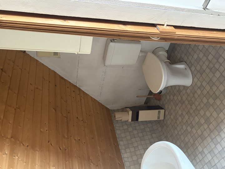 Bestandsbad unter der Dachschräge: WC und Wanne — wird vergrößert und um eine Dusche erweitert