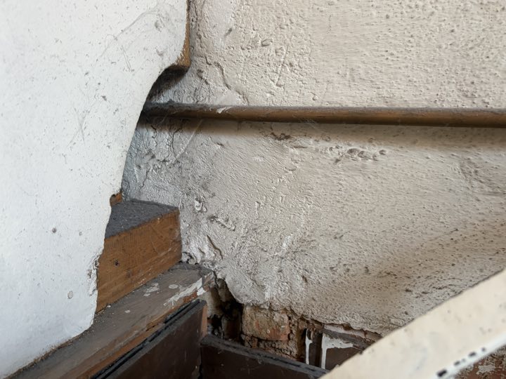 Anschluss Wand / Deckenbalken — Putz teils schadhaft
