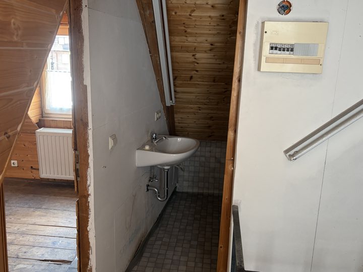 Nische mit Waschbecken und Sicherungskasten