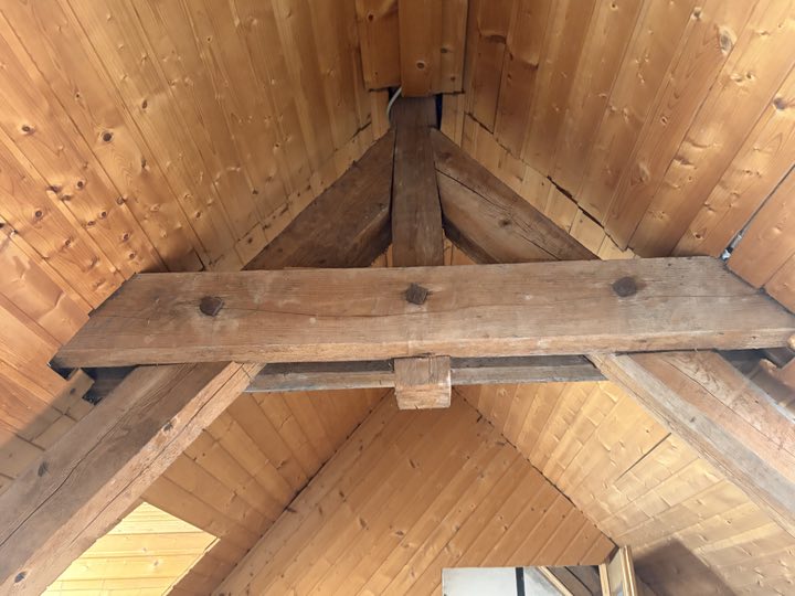 Detail des historischen Dachstuhls mit Holznägeln
