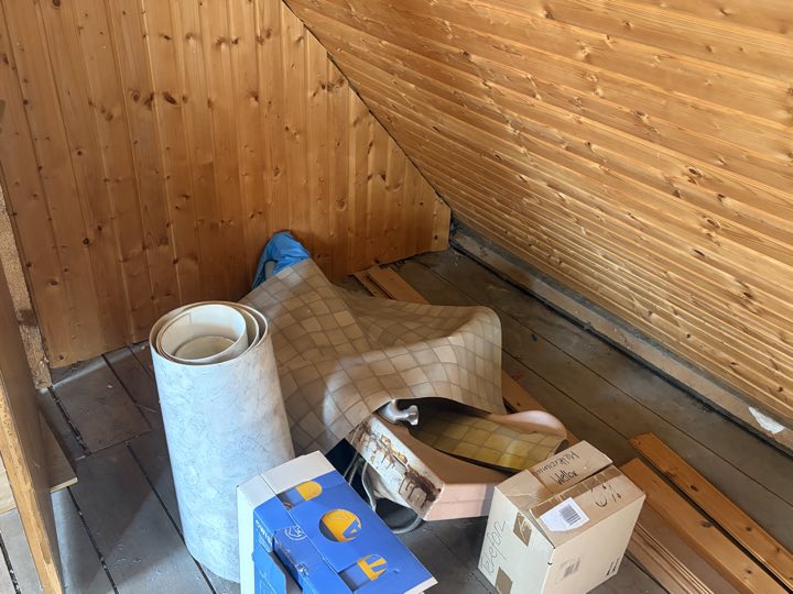 Abstellecke unter der Schräge mit Restmaterialien