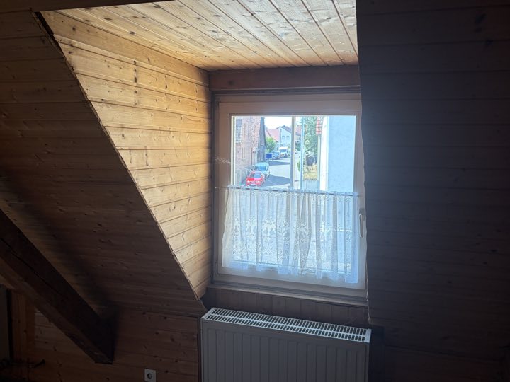 Zweite Gaube mit Heizkörper und Blick zur Straße