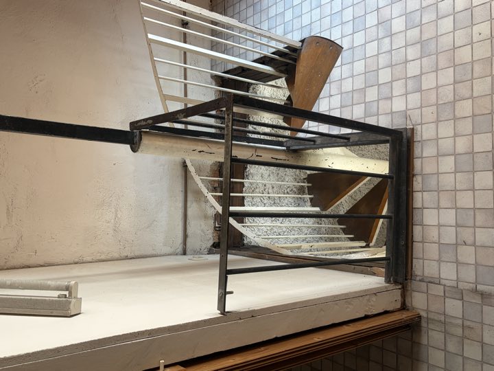 Die Wendeltreppe, Blick nach unten zur Zwischenebene