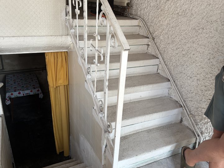 Treppe zur Zwischenebene; darunter der Abgang in den Keller