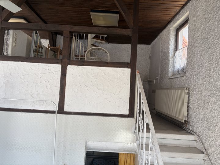 Blick zum Treppenaufgang mit Heizkörper; oben die Galerie der Zwischenebene