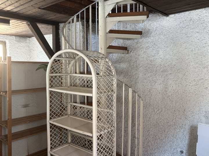 Die Wendeltreppe hinauf in die Wohnung