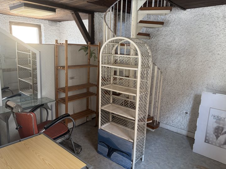 Fläche der Zwischenebene — hier ist die Küchenecke mit kleinem Tisch vorgesehen